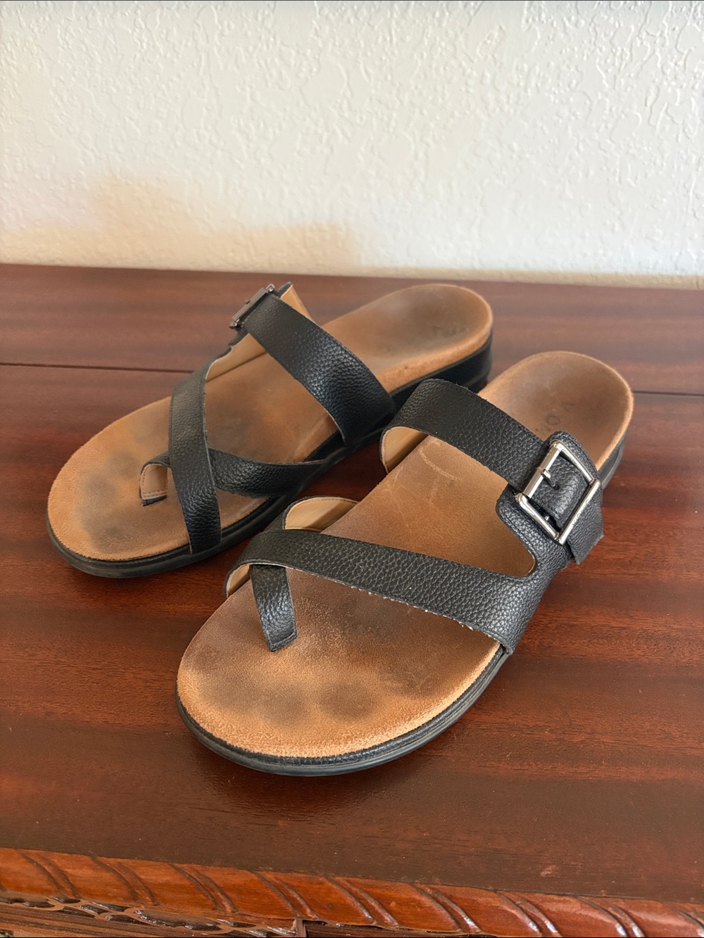 Vionic Black Leather Carmela Sandals.  Size 9. Great Used Condition!